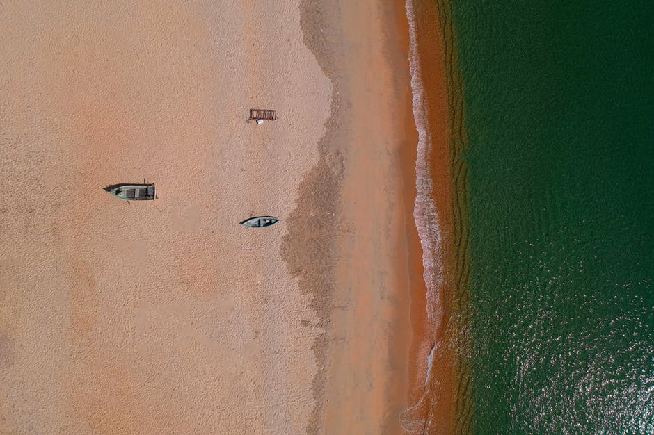 沙质海岸两艘灰色木船的航空摄影