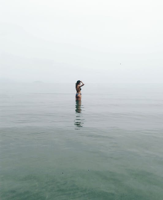 站在水中的女人