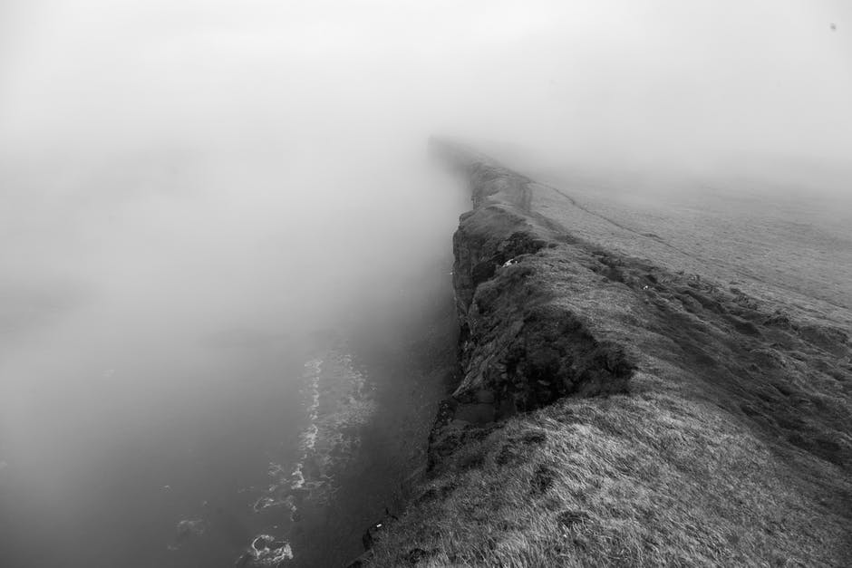 水体附近悬崖的灰阶照片