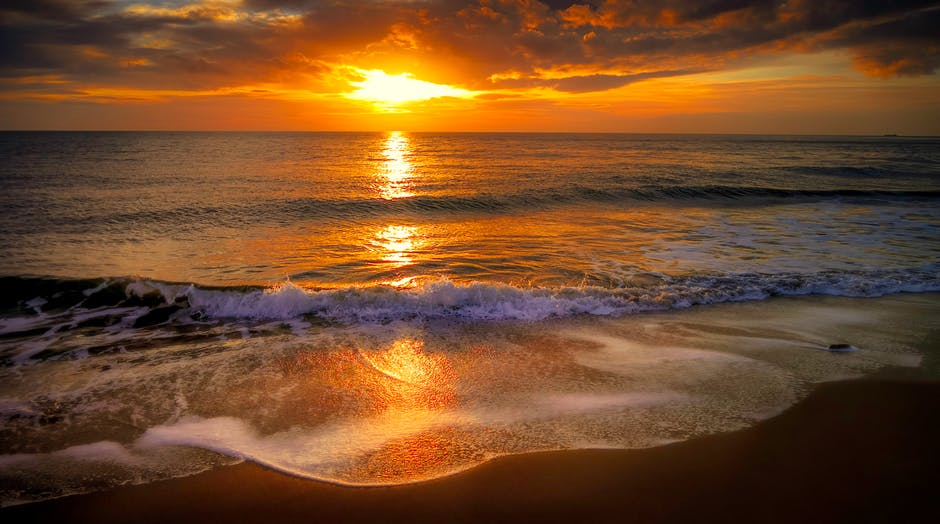 日落时的海浪