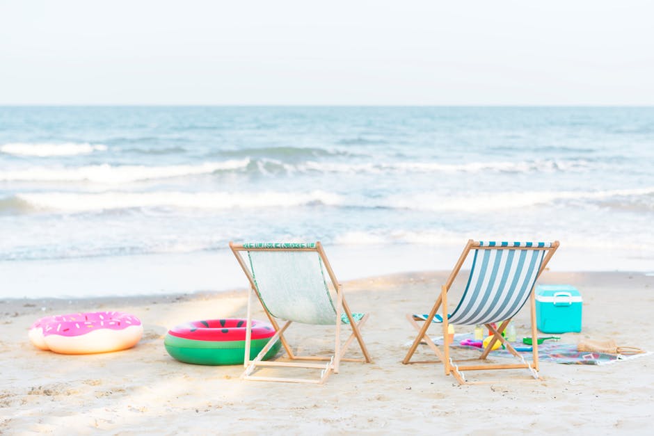 海滩沙滩椅照片