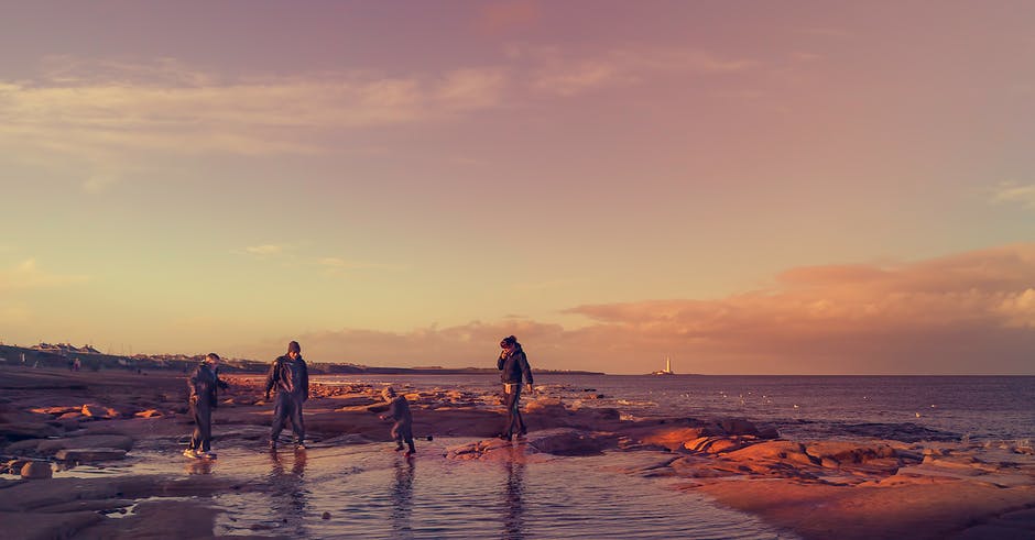 黄金时段四人在海滨漫步