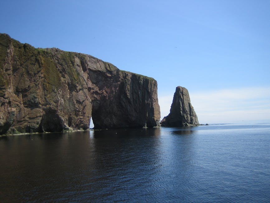 白昼湛蓝海面上的灰色悬崖