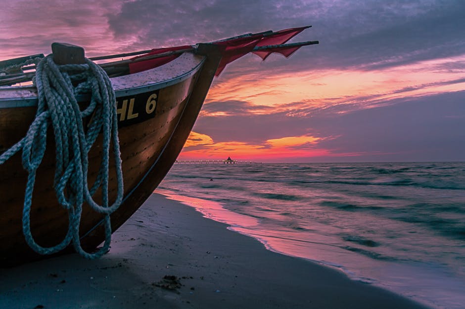 日落时褐木船在岸上