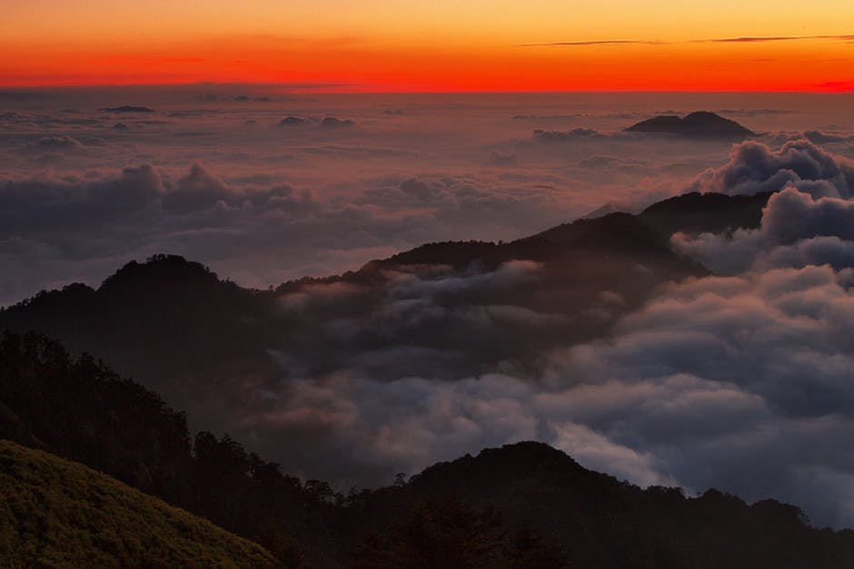 黄金时段云雾环绕的高山风景摄影