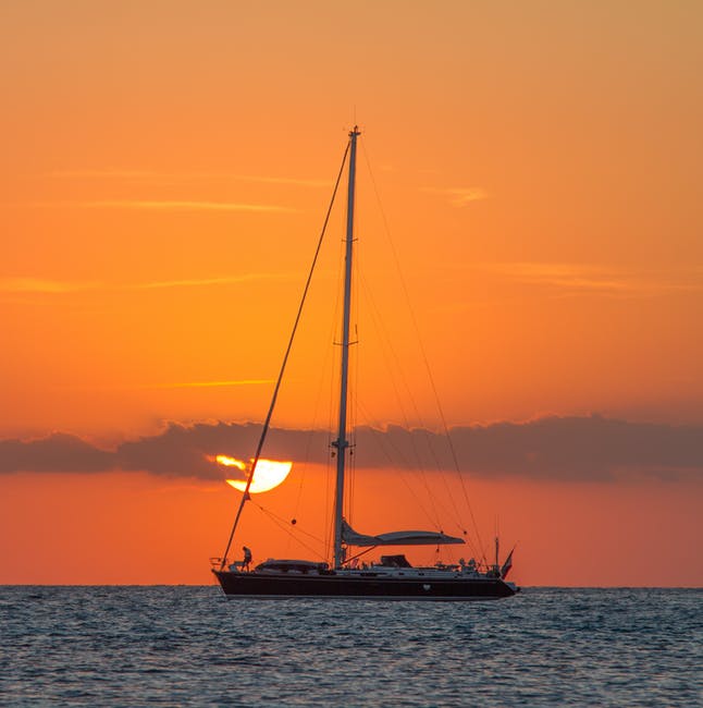 日落时水面上的帆船