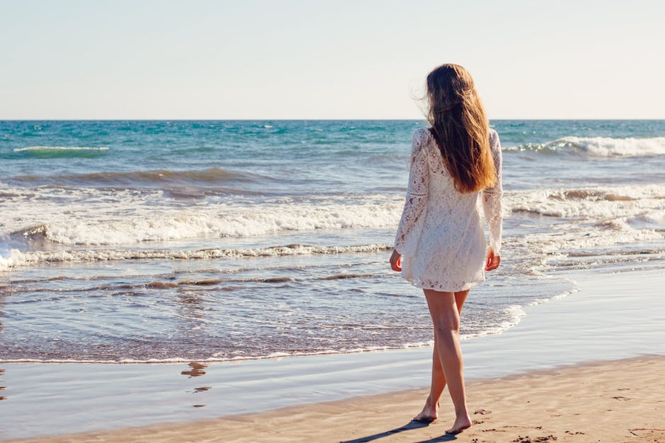 穿着白色花边长袖裙的女人穿着海滩裙