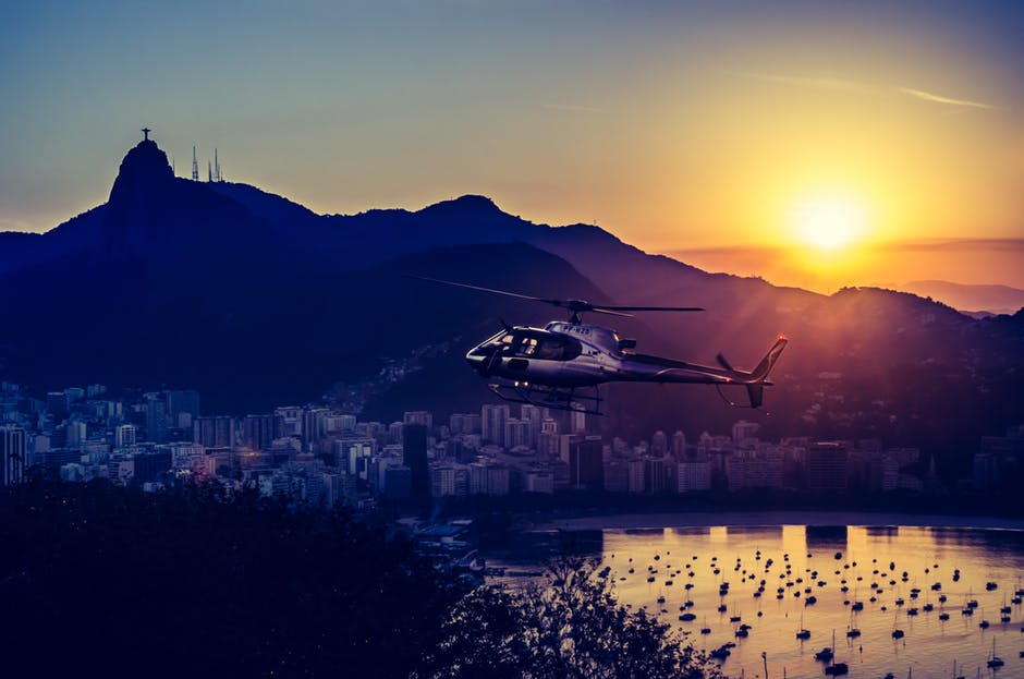 黄昏时分直升机的航空摄影