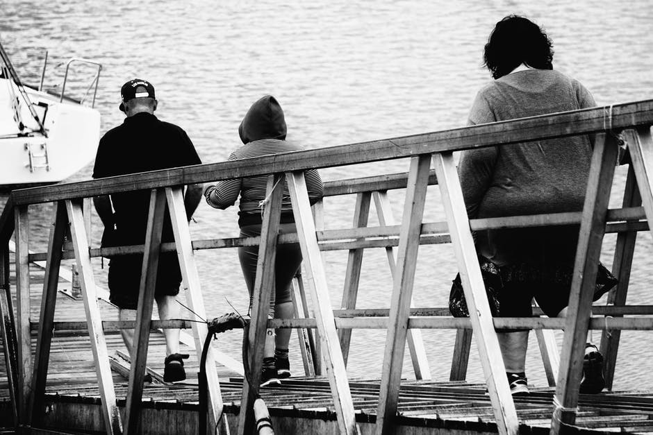 3人走在桥上的黑白照片