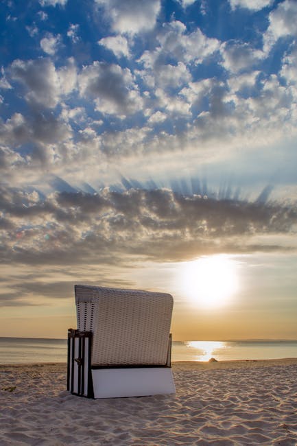 海滩-沙滩椅-云朵高清照片