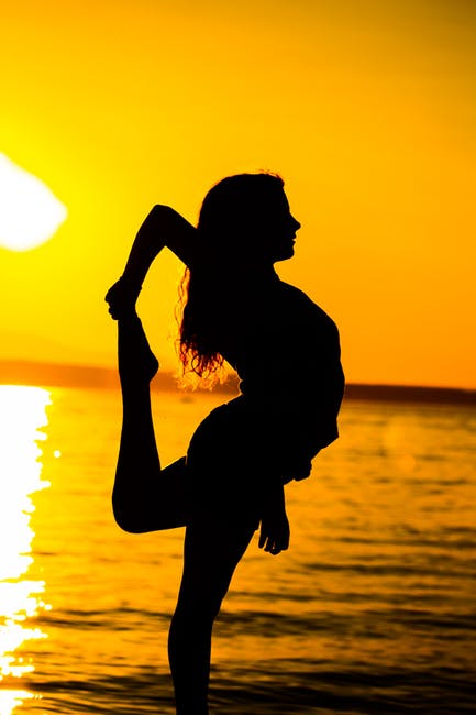 日落时站在沙滩上的女人