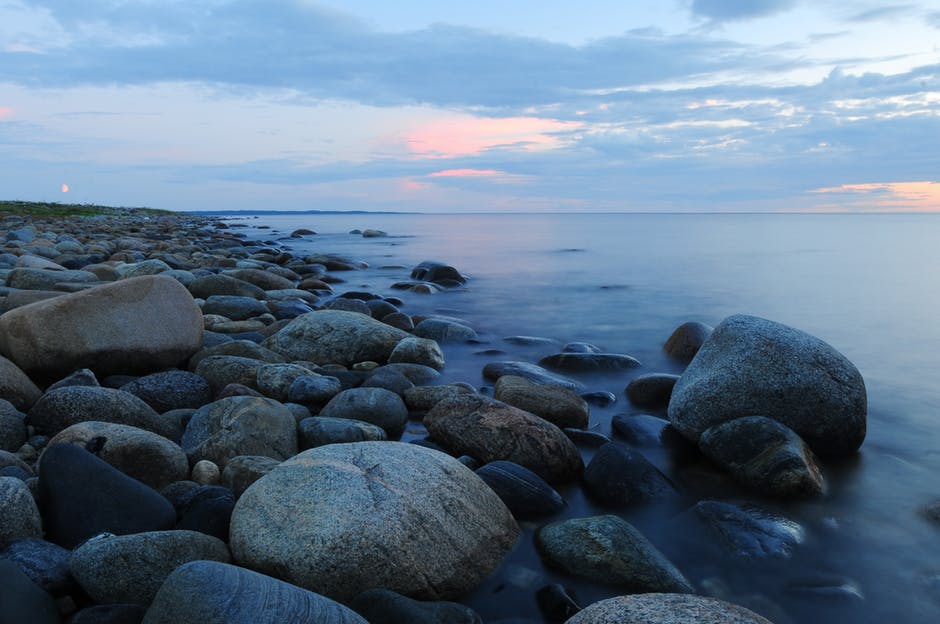 日落时海滩上的卵石