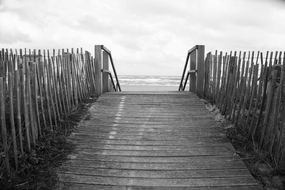 海滩高清照片-黑白相间-木板路