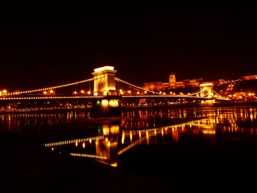 夜间河上照明桥