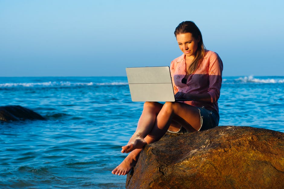 海滩-女士-笔记本电脑高清照片