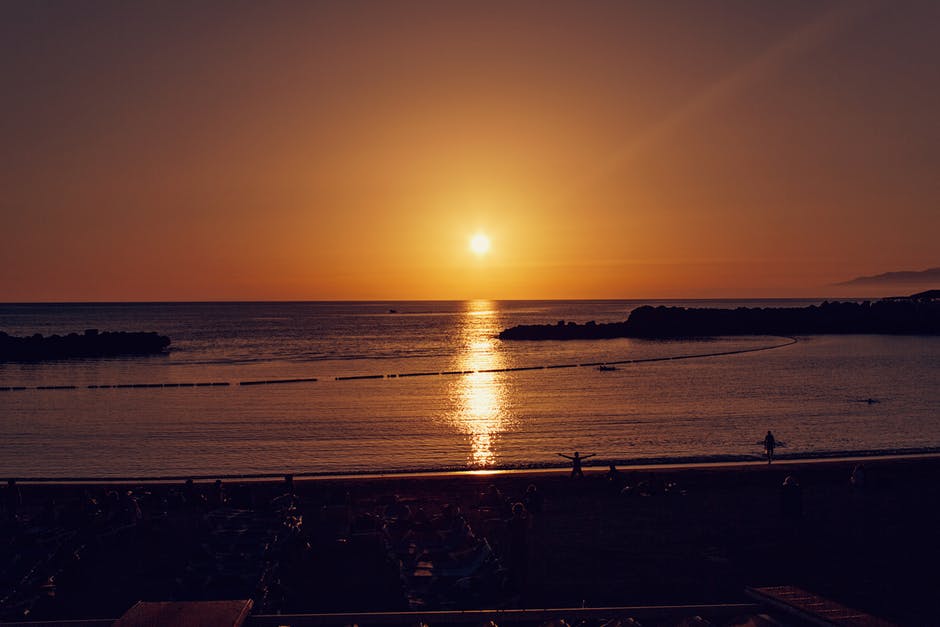 日落时海上对岸的风景