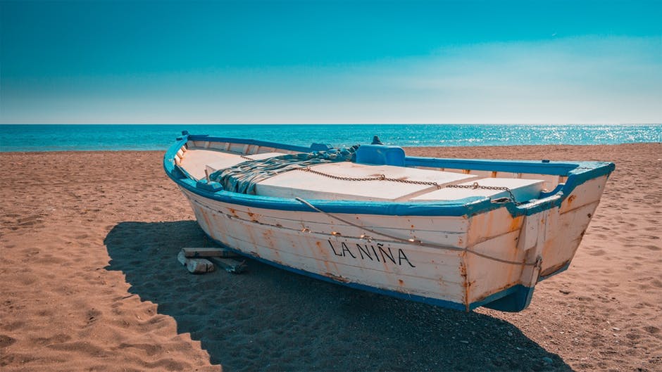 海滩-蓝天-小船高清照片