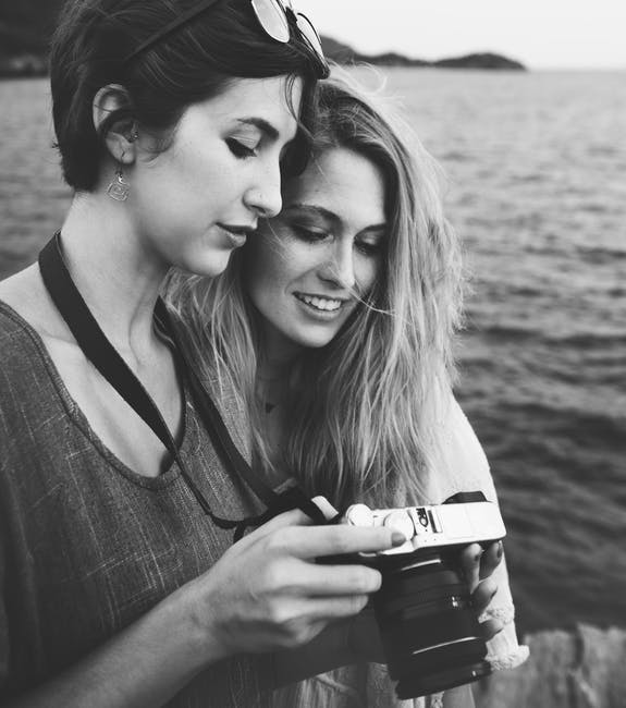 两个女人看相机的灰阶照片