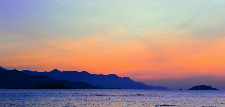 橙色夕阳下海洋的山影