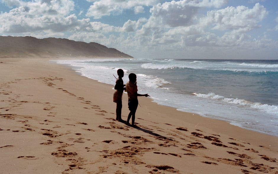 两个孩子白天站在海边