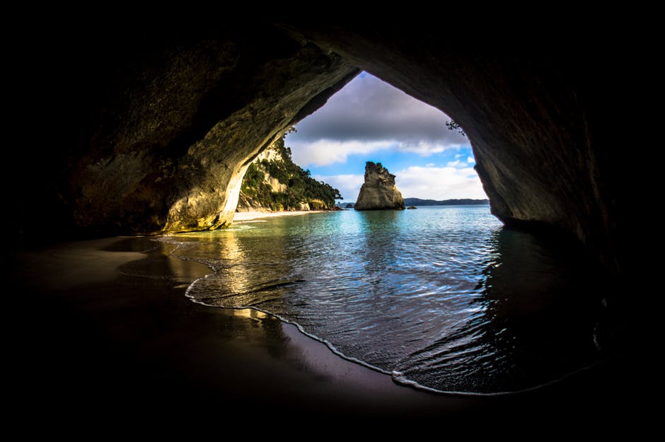 海洋附近的灰色和棕色洞穴