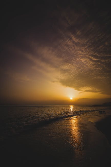 日落时的海洋地平线在风景摄影中
