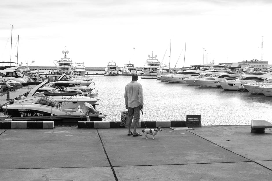 站在靠近水的混凝土码头上的人