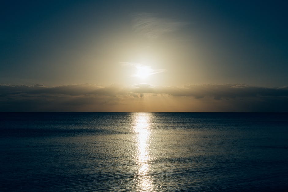 平静的大海伴着夕阳的照片