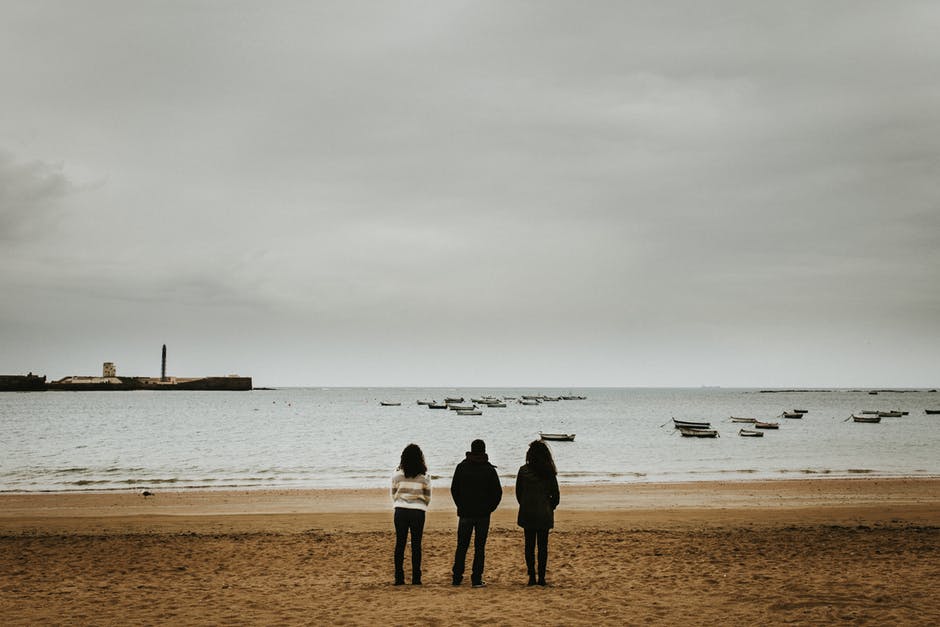 三人站在海边