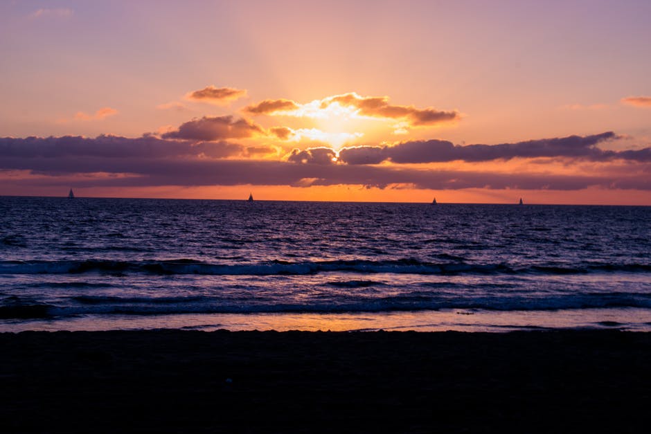 日落海滩侧面照片