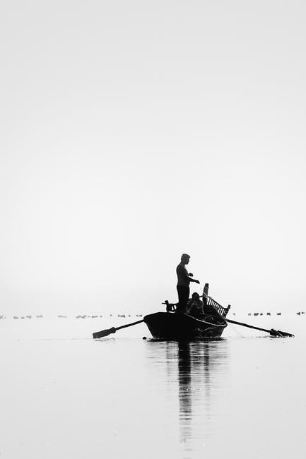 两人钓鱼的灰度图片