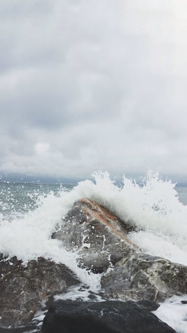 海浪和灰色混凝土岩石照片