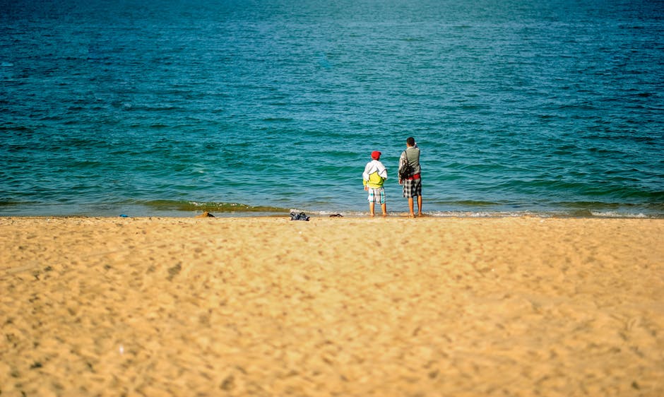 站在海滩附近的两个人