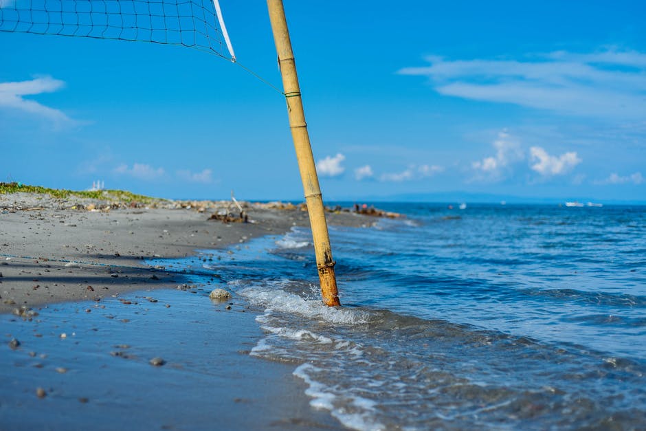 海岸附近棕色竹沙滩排球柱特写图片
