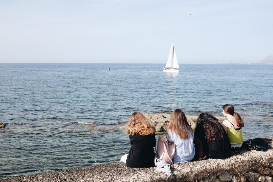 白天坐在海边的四名妇女