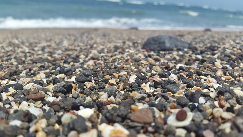 海滩-鹅卵石-大海高清照片