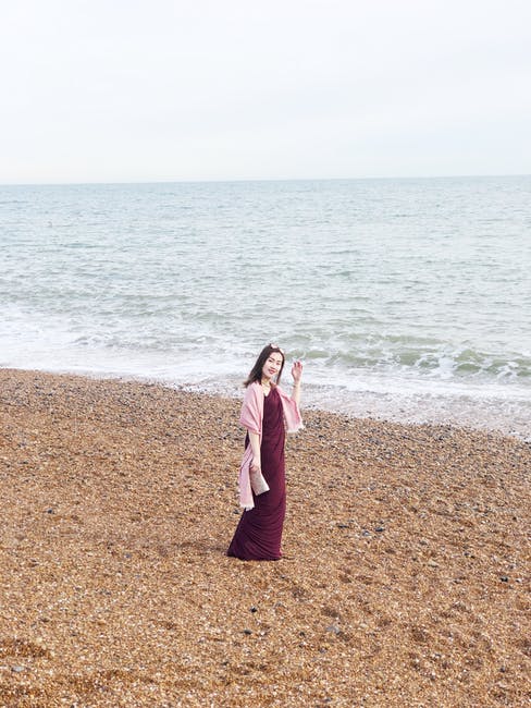 海边的女人穿着栗色长裙