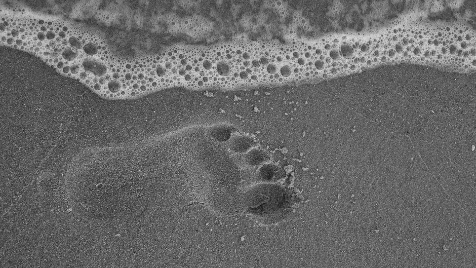 脚下的西子灰色的沙滩
