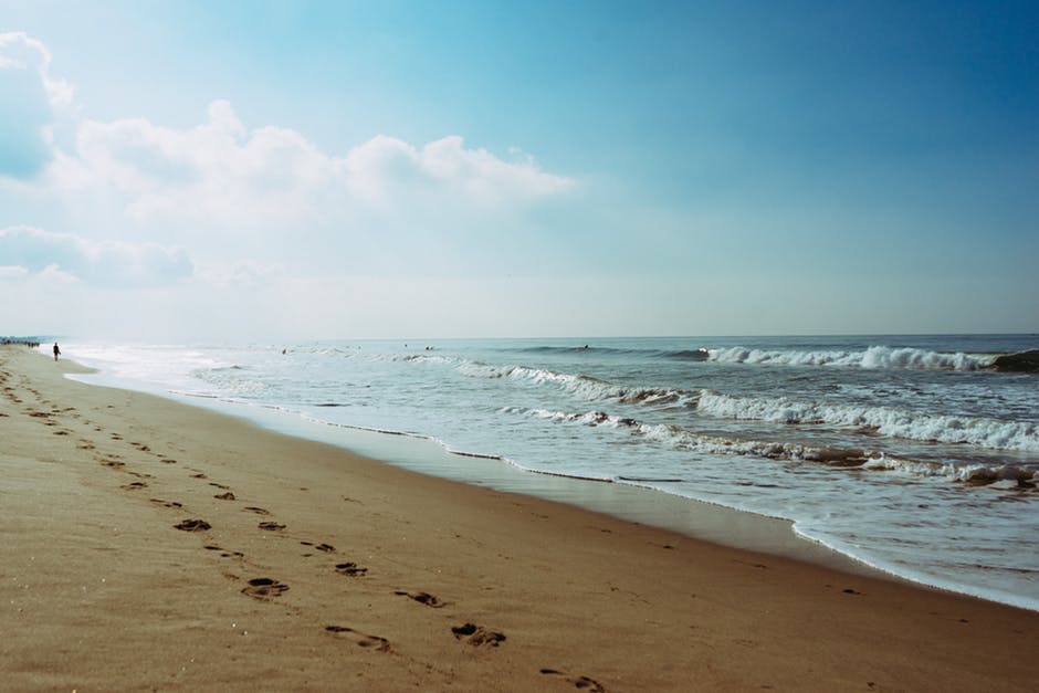 海滩-脚印-盐水高清照片