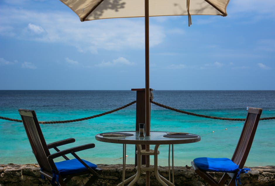 圆形白色金属框玻璃顶部3件天井套装在海滩上的阳伞